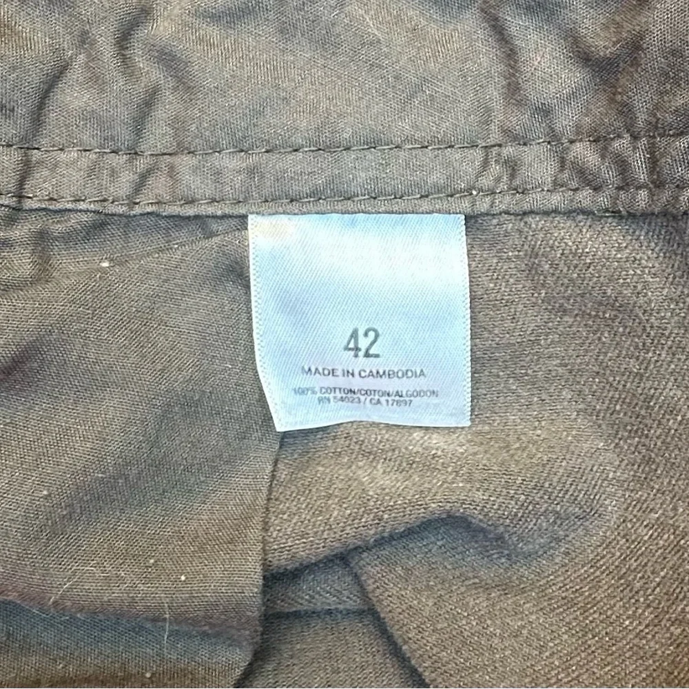 Old Navy brown‎ cargo shorts men’s 42 - button missing Inseam 10”